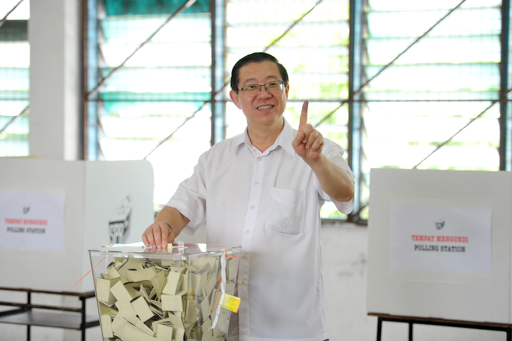 Lim Guan Eng casts his vote at SMK Chung Hwa Confucian in Penang May 9, 2018. u00e2u20acu201d Picture by KE Ooi 