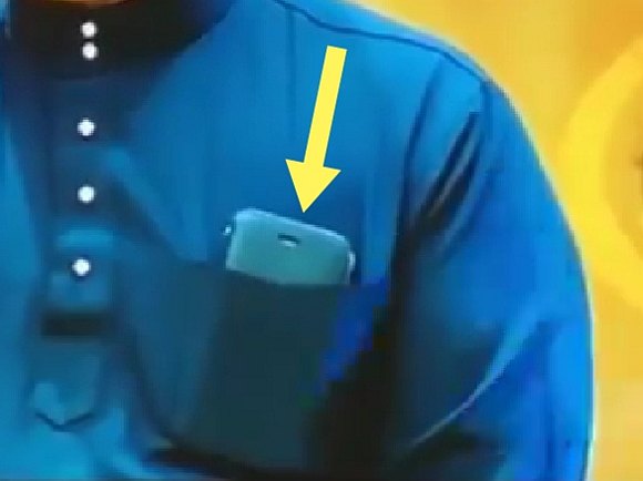 截图显示国家元首使用的手机耳筒距离顶部要远一些。-摘自SoyaCincau网站-