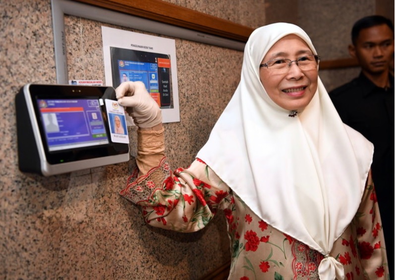 Deputy Prime Minister Datuk Seri Dr Wan Azizah Wan Ismail clocks in for her first day at work at her office in Perdana Putra, May 22, 2018. u00e2u20acu201d Bernama pic 