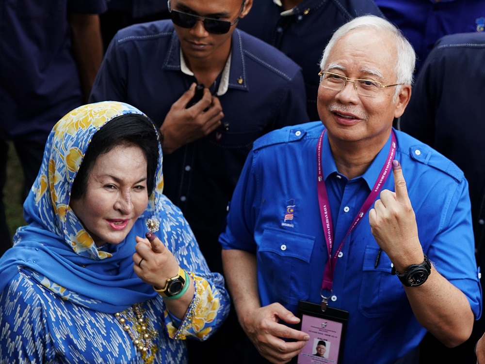 Former prime minister Datuk Seri Najib Razak and his wife Datin Seri Rosmah Mansor show their ink-stained fingers after voting in the general election in Pekan May 9, 2018. u00e2u20acu201d Reuters pic