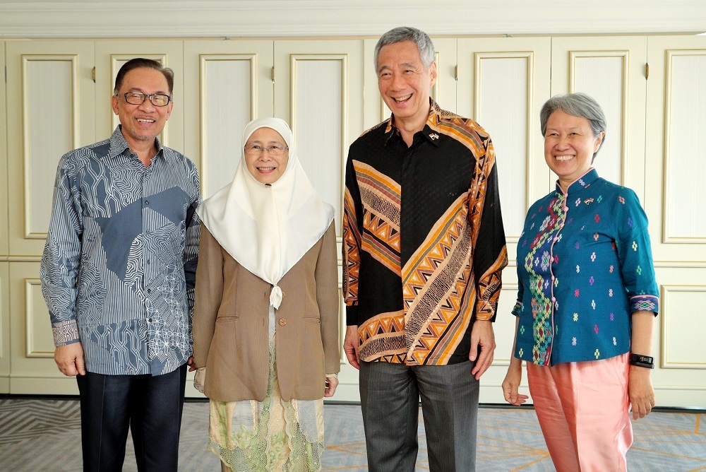 (From left) Datuk Seri  Anwar Ibrahim, Deputy Prime Minister Wan Azizah Wan Ismail, Singaporeu00e2u20acu2122s Prime Minister Lee Hsien Loong and his wife Ho Ching pose for a photo in Kuala Lumpur May 19, 2018. u00e2u20acu201d Reuters pic
