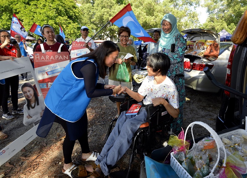 Pakatan Harapanu00e2u20acu2122s Segambut candidate Hannah Yeoh (left) during her walkabout at Pasar Tani MSUA Bukit Damansara in Kuala Lumpur May 5, 2018. u00e2u20acu201d Picture by Ham Abu Bakar