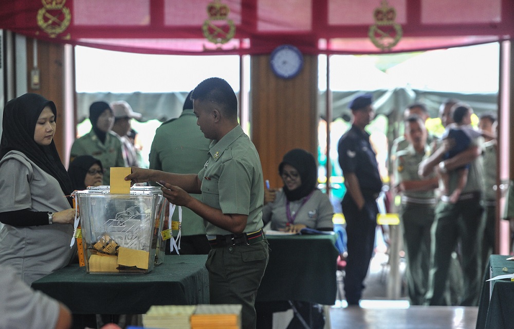 Military officers cast their ballots during early voting for the 14th general election at Kem Mahkota Kluang in Johor May 5, 2018. u00e2u20acu201d Picture by Shafwan Zaidon
