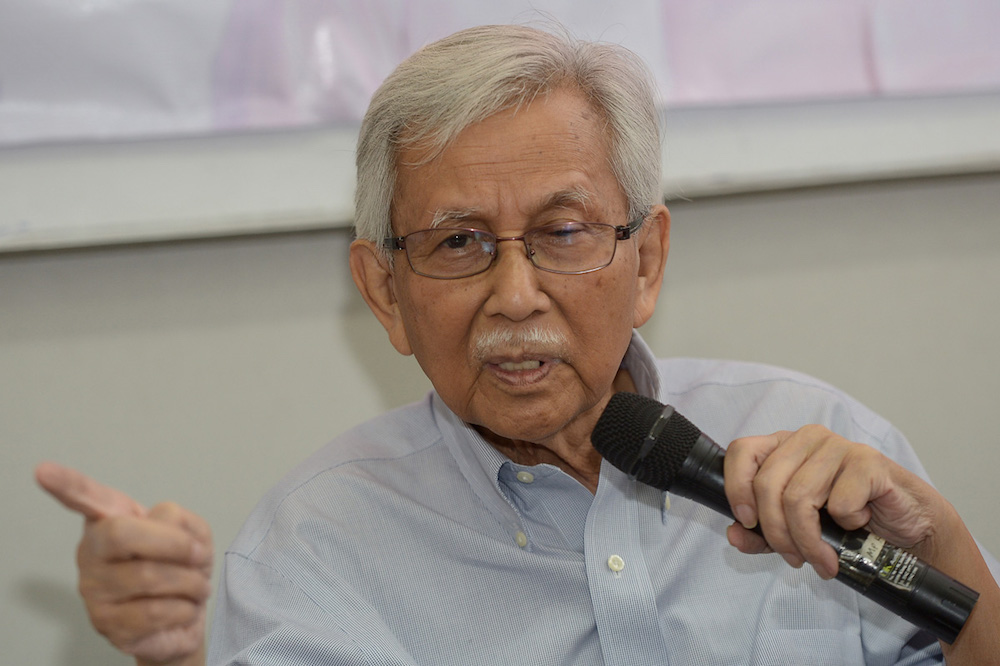 Tun Daim Zainuddin speaks during the Teh Tarik Session with Klang supporters in Bukit Tinggi, Klang May 7, 2018. u00e2u20acu201d Picture by Mukhriz Hazim