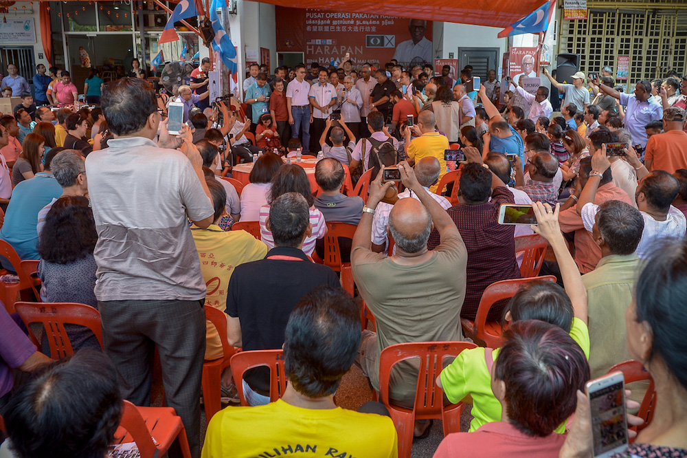 Tun Daim Zainuddin speaks during the Teh Tarik Session with Klang supporters in Bukit Tinggi, Klang May 7, 2018. u00e2u20acu201d Picture by Mukhriz Hazim