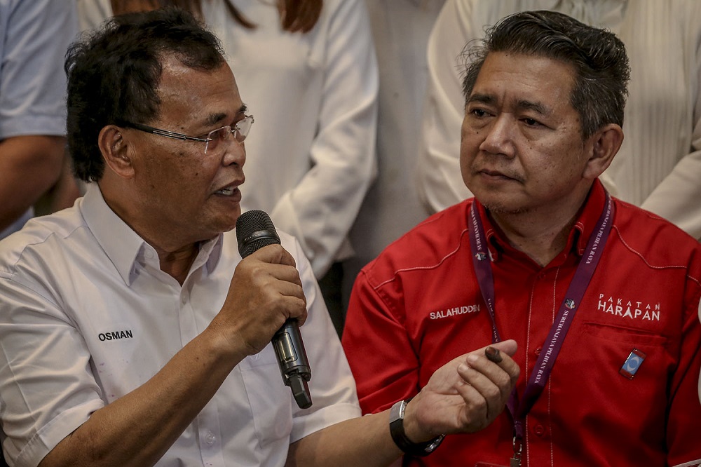 Pakatan Harapan vice president Salahuddin Ayub (right) and the coalitionu00e2u20acu2122s Kempas candidate, Datuk Osman Sapian (left), during their press conference at the Thistle Hotel in Johor Baru May 10, 2018. u00e2u20acu201d  Picture by Hari Anggara