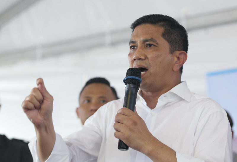 Datuk Seri Azmin Ali speaks to the residents during a celebration at Greenwood Gombak May 13, 2018. u00e2u20acu201d Picture by Razak Ghazali