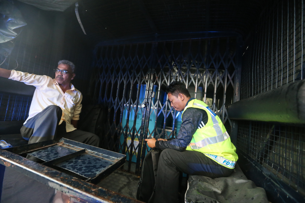 Police trucks are seen leaving Datuk Seri Najib Razaku00e2u20acu2122s house carrying boxes believed to be personal belongings related to an ongoing money laundering probe May 17, 2018. u00e2u20acu201d Picture by Ahmad Zamzahuri