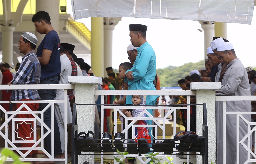 Muslim men attend the first Friday prayers during the holy month of Ramadan at Masjid As-Salam in Puchong May 18, 2018. u00e2u20acu201d Picture by Zuraneeza Zulkifli