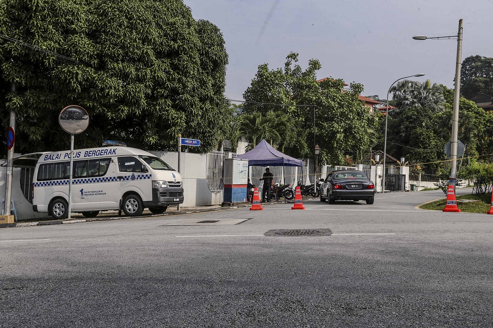Police stand guard at the main entrance to the former prime minister Datuk Seri Najib Razaku00e2u20acu2122s residence at Jalan Langgak Duta in Kuala Lumpur May 19, 2018. u00e2u20acu201d Picture by Mohd Firdaus bin Abdul Latif