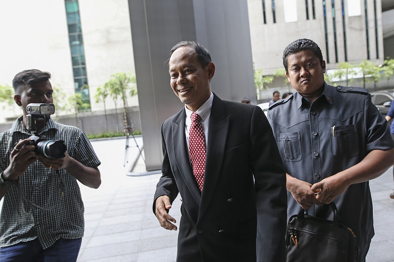 MACC chief commissioner Datuk Sri Mohd Shukri Abdull (centre) arrives at Ilham Tower in Kuala Lumpur May 21, 2018. u00e2u20acu201d Picture by Azneal Ishak