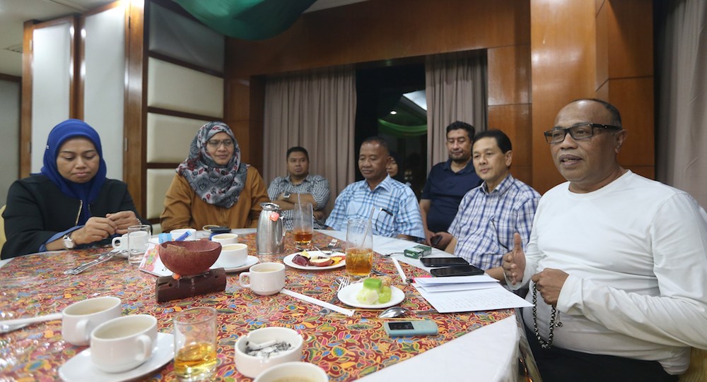 Datuk Ismail Kassim talks to the press about the Perlis mentri besar issue in Putrajaya May 24, 2018. u00e2u20acu201d Picture by Razak Ghazali