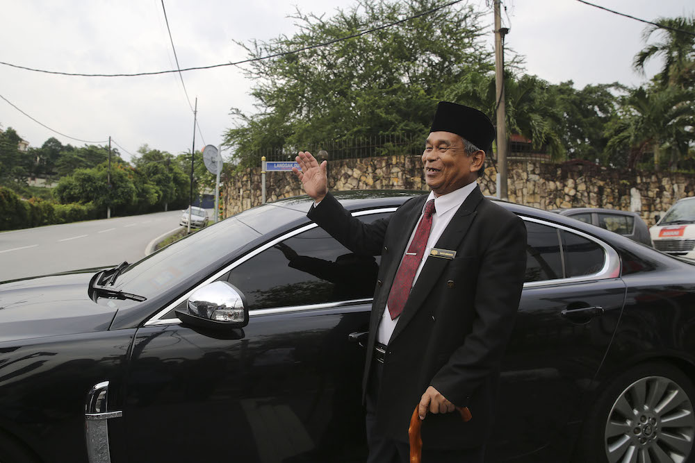 Ibrahim Mat Zin, also known as Raja Bomoh, is pictured outside Datuk Seri Najib Razaku00e2u20acu2122s residence in Taman Duta, Kuala Lumpur May 24, 2018. u00e2u20acu201d Picture by Yusof Mat Isa