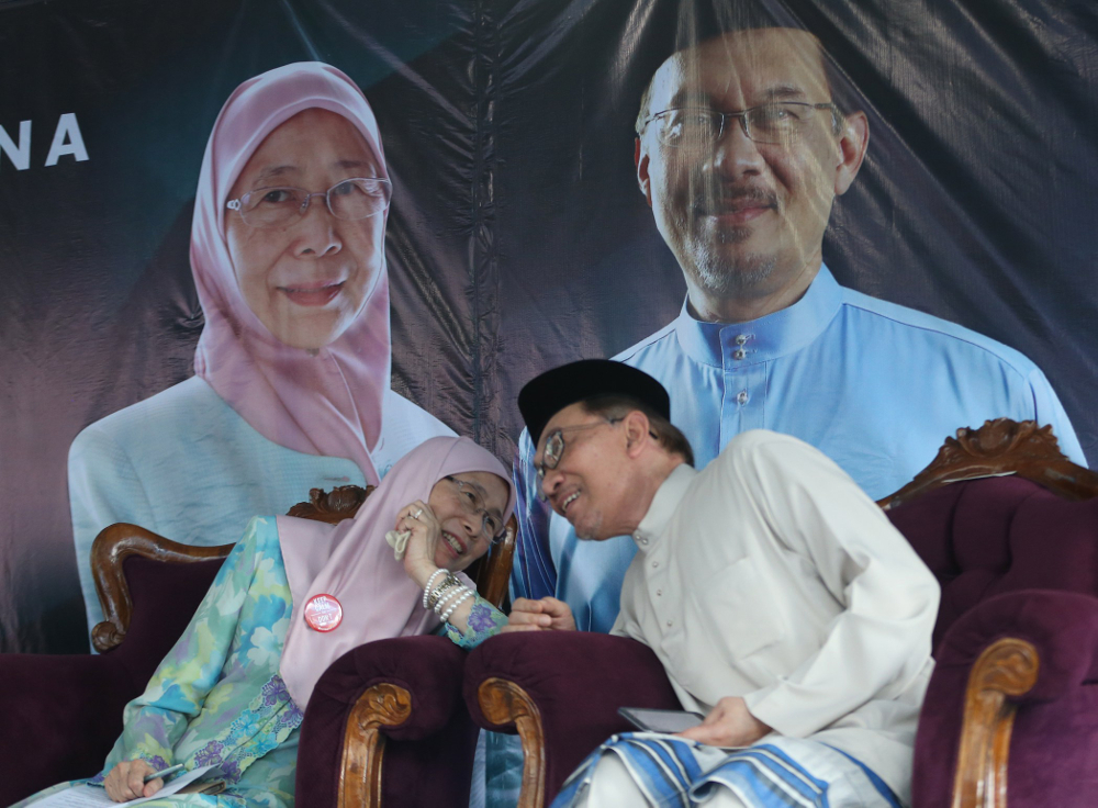 Deputy Prime Minister Datuk Seri Dr Wan Azizah Wan Ismail and Datuk Seri Anwar Ibrahim speak to each other during an Iftar Perdana event in Pandan Dalam May 27, 2018. u00e2u20acu201d Picture by Razak Ghazali