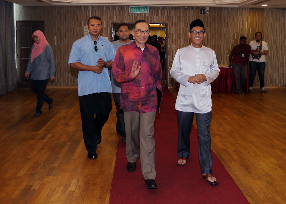 PKR de facto leader Datuk Seri Anwar Ibrahim and Mentri Besar Ahmad Faizal Azumu arrive for a closed-door meeting with state officials in Ipoh May 29, 2018. u00e2u20acu201d Picture by Farhan Najib