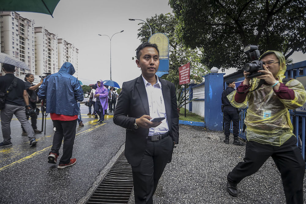 Datuk Seri Jamal Yunosu00e2u20acu2122 lawyer, Datuk Mohd Imran Tamrin, arrives at Ampang Jaya district police headquarters in Taman Nirwana, Ampang May 30, 2018. u00e2u20acu201d Picture by Hari Anggara