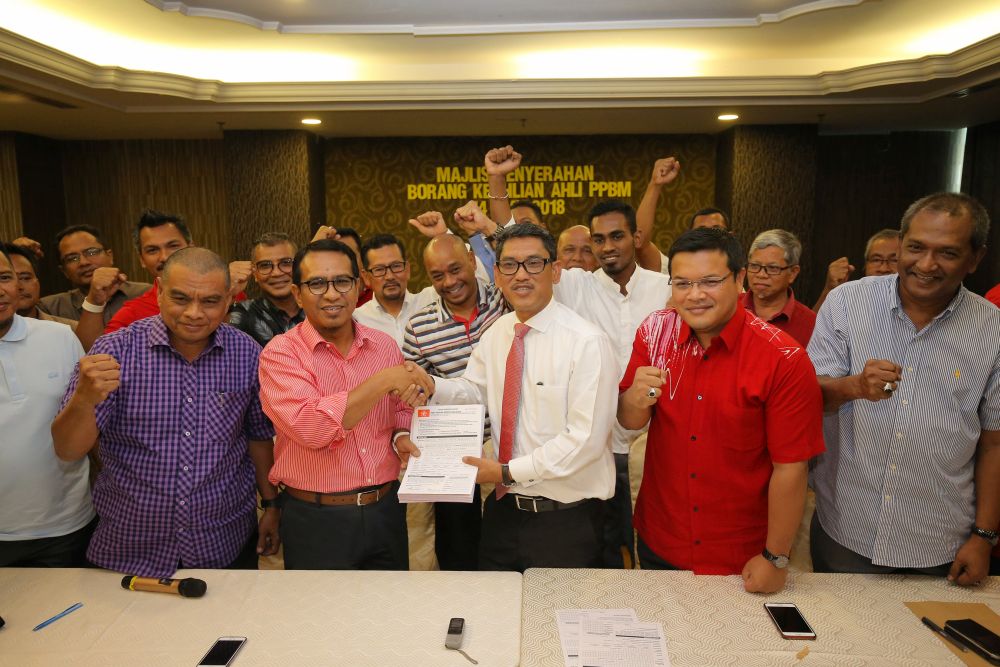 National DAPSY chief Wong Kah Woh has criticised Perak Mentri Besar Ahmad Faizal Azumu (fourth from right) for accepting former Behrang assemblyman Jamaluddin Mohd Radzi (second from right) into the Pakatan Harapan fold. u00e2u20acu201d Picture by Marcus Pheong