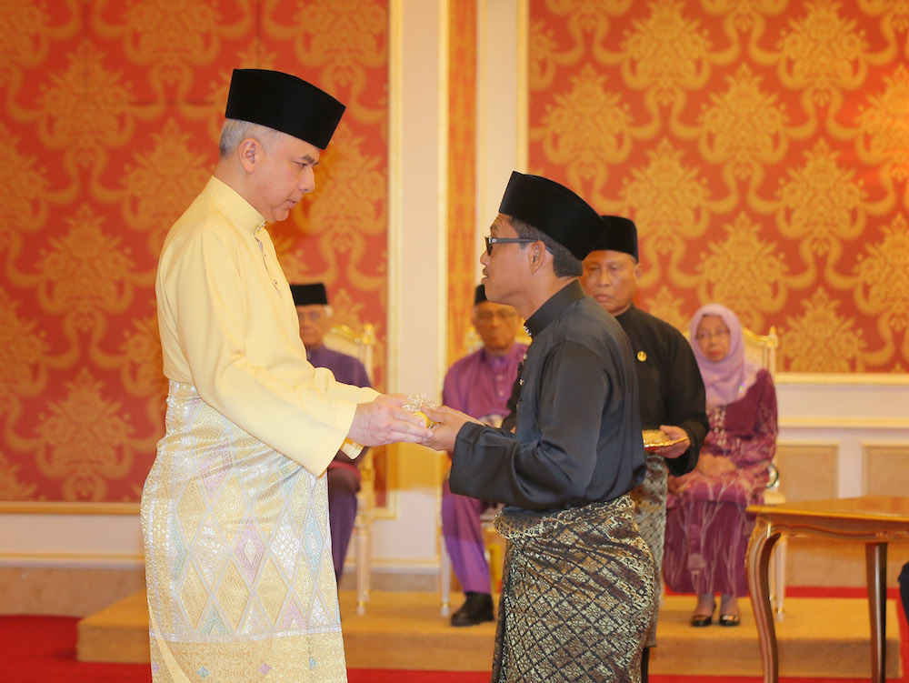 Ahmad Faizal Azumu is sworn in as mentri besar in the presence of Sultan of Perak Sultan Nazrin Muizzuddin Shah at Istana Iskandariah in Kuala Kangsar May 12, 2018. u00e2u20acu201d Picture by Marcus Pheong
