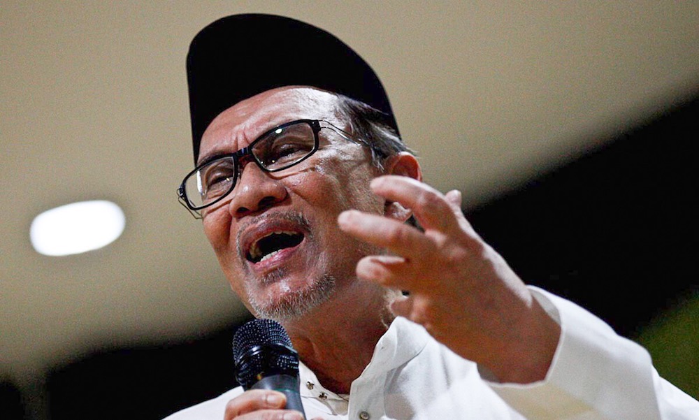 Datuk Seri Anwar Ibrahim addresses the crowd during the Iftar Perdana programme at Yayasan An-Nahdhoh in Permatang Pauh May 25, 2018. u00e2u20acu201d Picture by Sayuti Zainudin