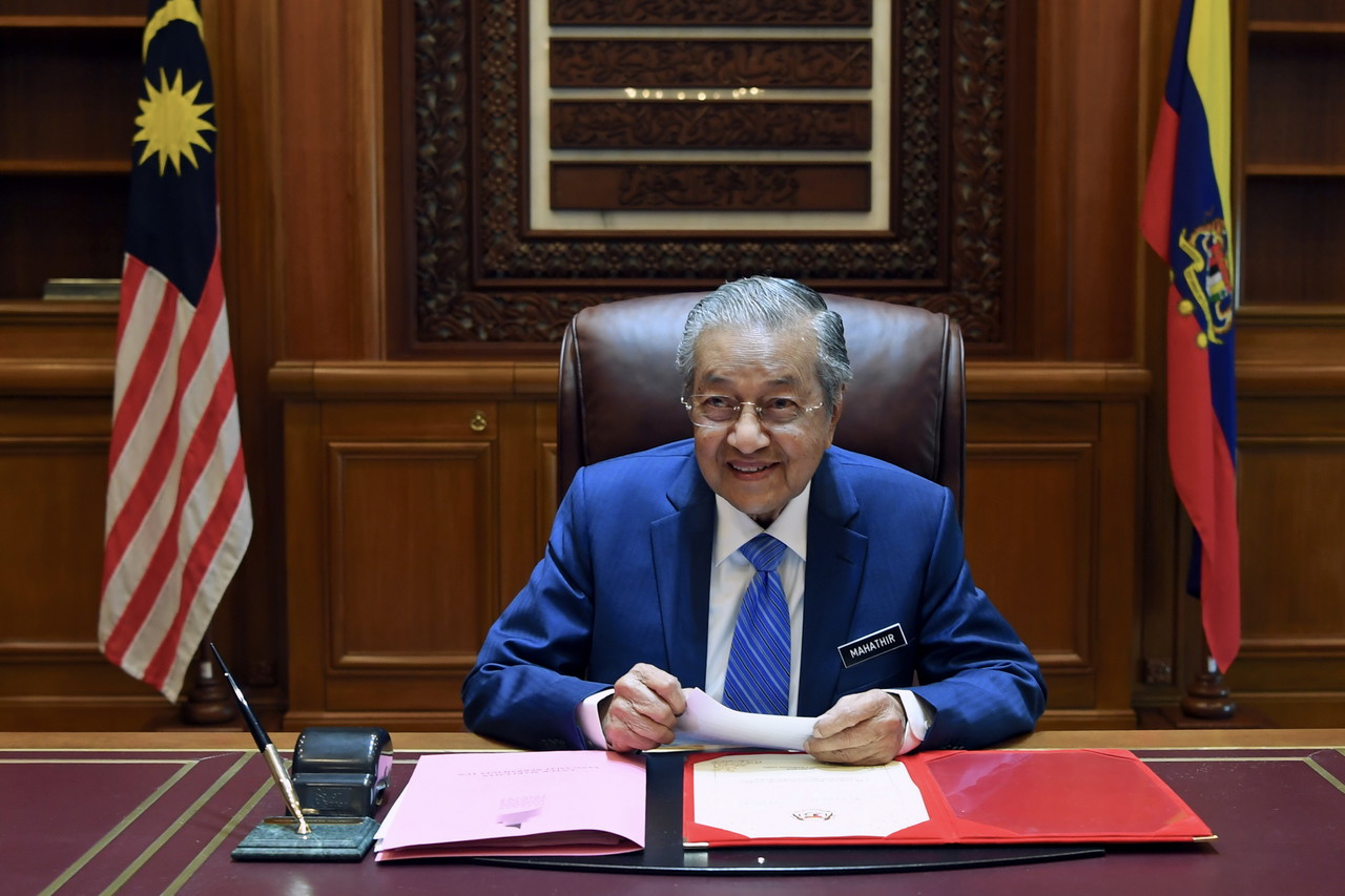 Perdana Menteri Tun Dr Mahathir Mohamad memulakan tugas secara rasmi di Pejabat Perdana Menteri di Perdana Putra, Putrajaya 23 Mei, 2018. u00e2u20acu201d Foto Bernama