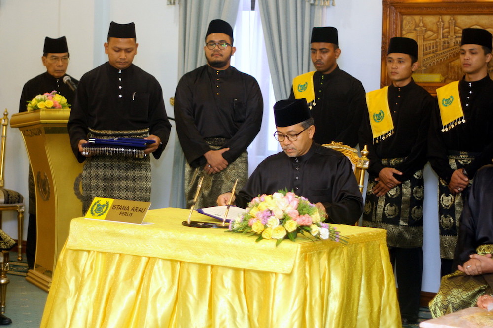 Datuk Seri Azlan Man menandatangani watikah pelantikan Menteri Besar Perlis di hadapan Raja Perlis Tuanku Syed Sirajuddin Putra Jamalullail di Istana Arau, 24 Mei 2018. u00e2u20acu201d Foto Bernama