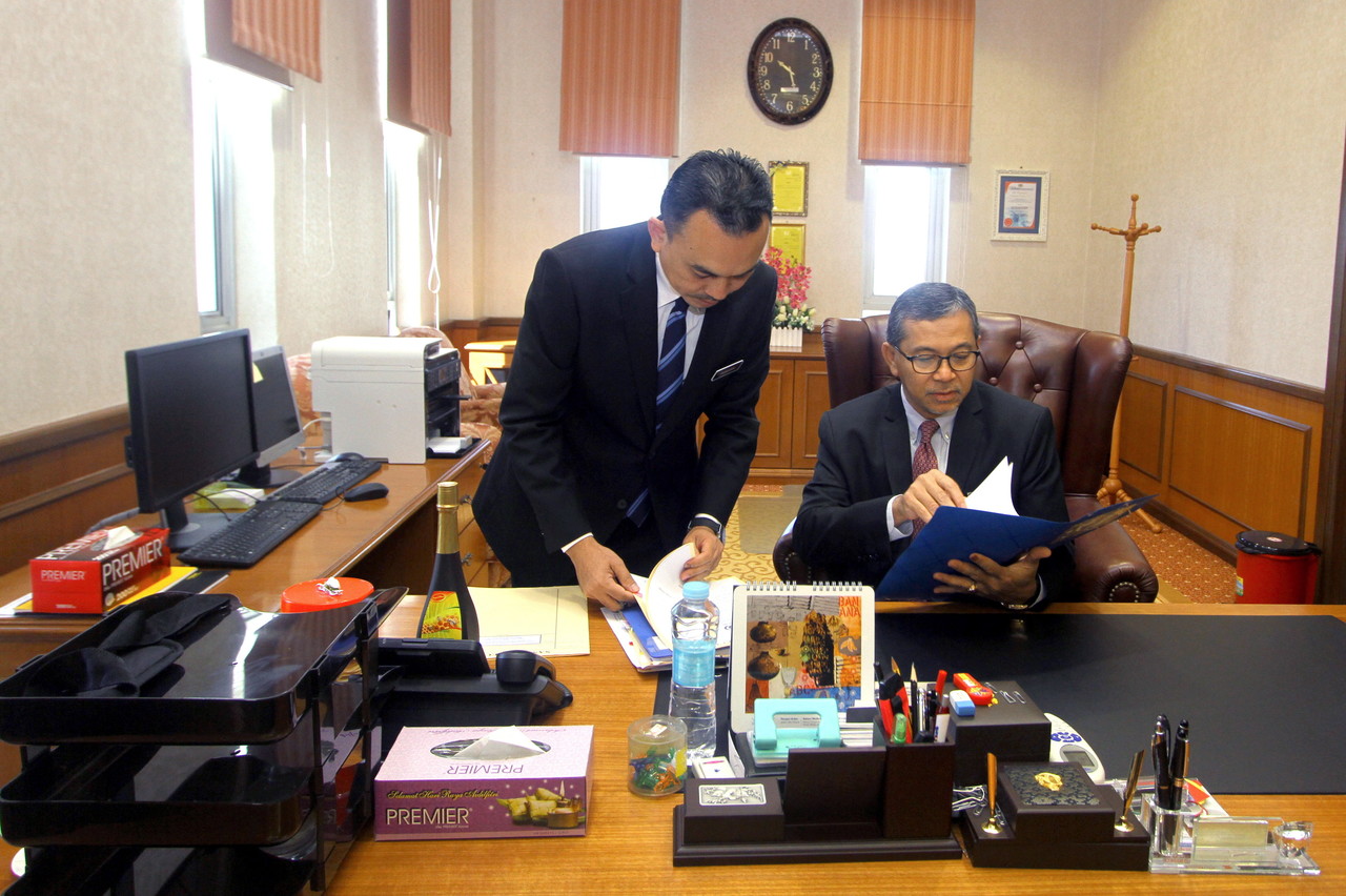 Perlis Mentri Besar Datuk Seri Azlan Man (right) at his office in Kangar May 25, 2018. u00e2u20acu201d Bernama pic