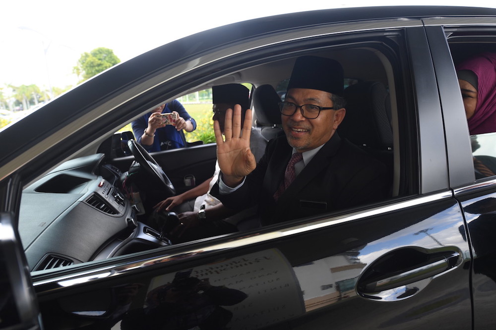 Perlis Mentri Besar Datuk Seri Azlan Man waves as he leaves the Bunga Raya Complex at Sultan Abdul Halim Airport in Alor Setar May 25, 2018. u00e2u20acu201d Bernama pic