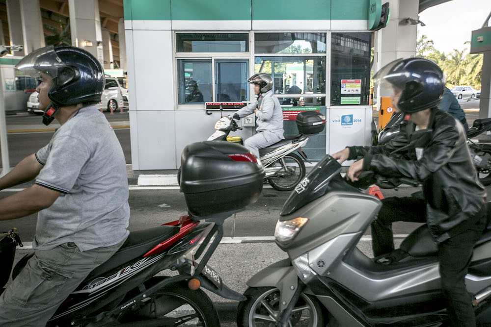 Vehicles wait to enter the Johor side of the Sultan Abu Bakar Complex, which crosses the Johor Strait, ahead of Polling Day, in Johor Baru May 8, 2018. u00e2u20acu201d Picture by Hari Anggara