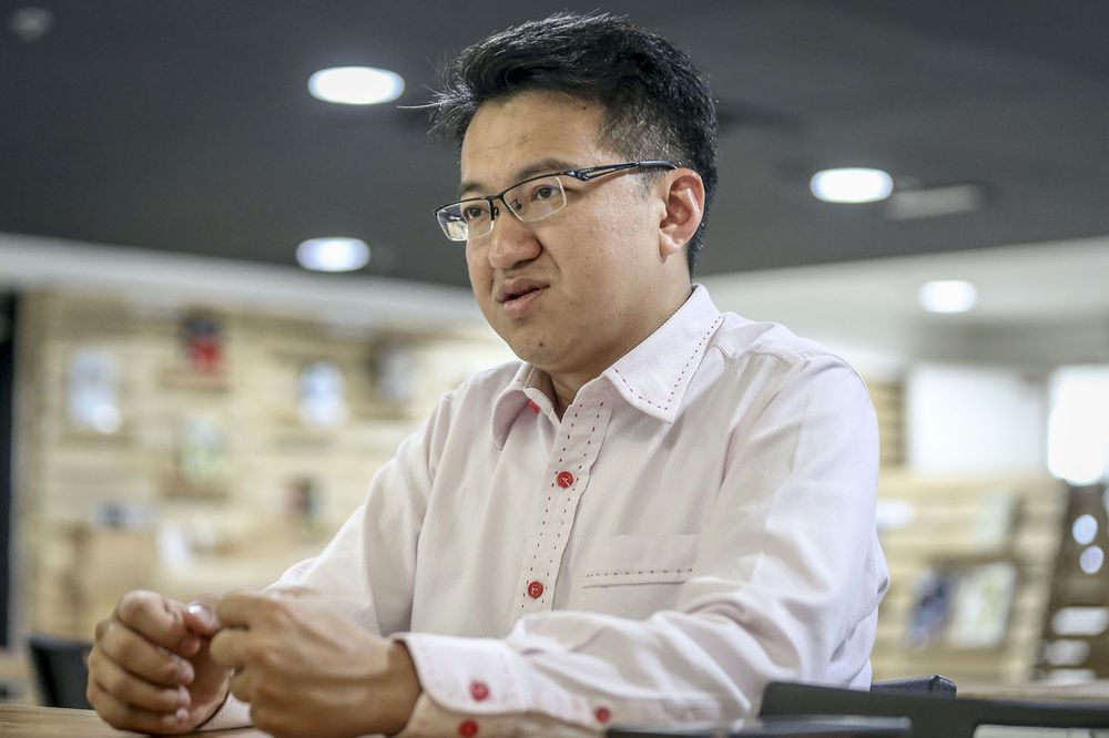 Johor DAP Chairman, Liew Chin Tong speaking to reporters at DAP National Headquarters, Kuala Lumpur, May 28, 2018. u00e2u20acu201d Picture by Hari Anggara