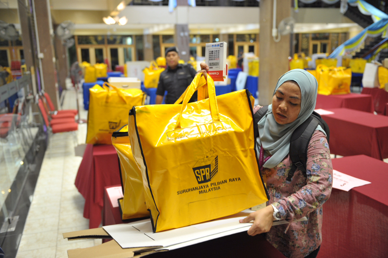 Election Commission officers bring ballot boxes from other polling stations to the main counting centre in Dewan Sri Pinang, Penang May 9, 2018. u00e2u20acu201d Picture by KE Ooi 
