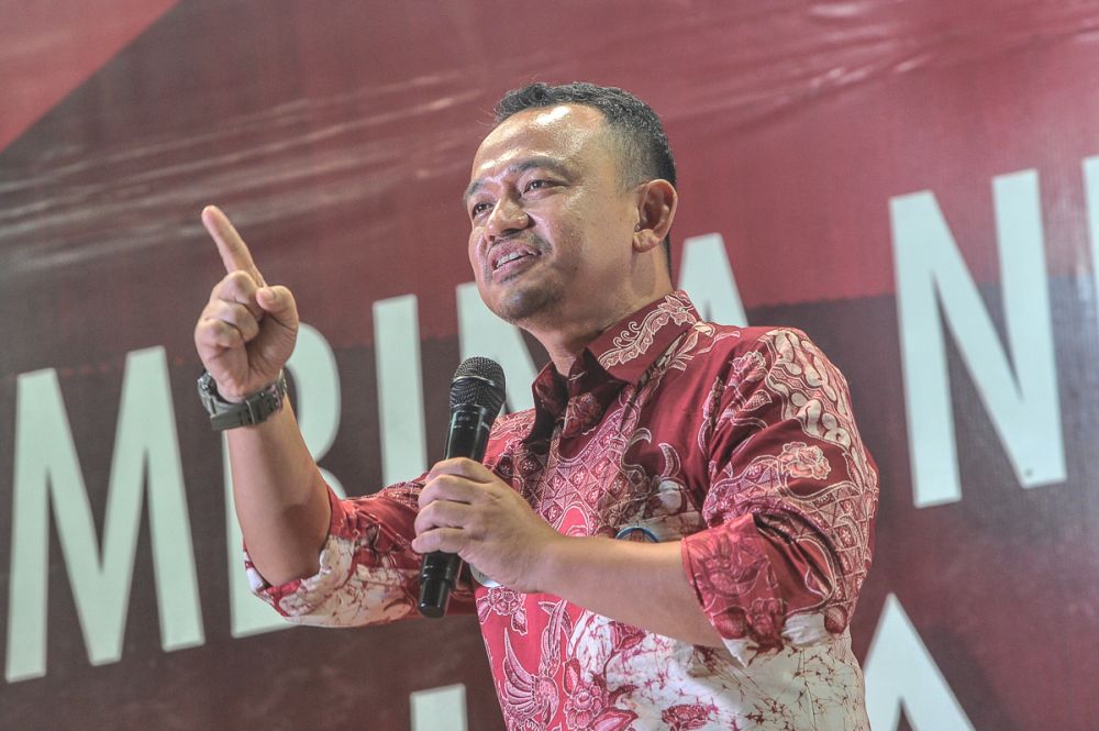 Maszlee Malik speaks during a Pakatan Harapan ceramah in Simpang Renggam on May 3, 2018. u00e2u20acu201d Picture by Shafwan Zaidon