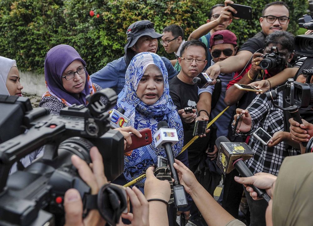 Nazilah (centre) said it was normal for men and women of Najibu00e2u20acu2122s stature to own truckloads of handbags, jewellery and other expensive branded items. u00e2u20acu201d Picture by Firdaus Latif