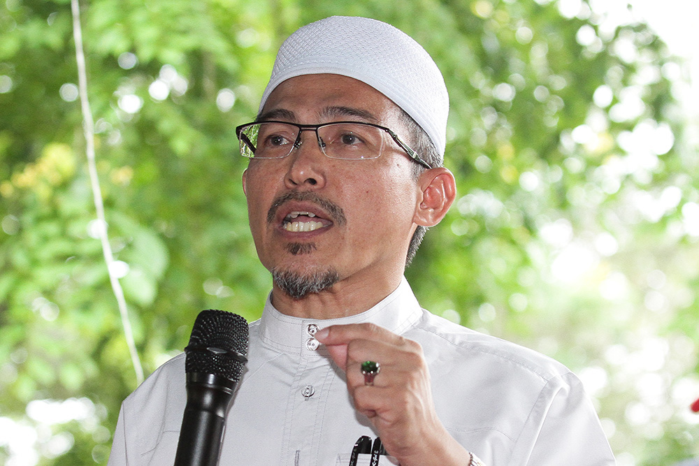 Nik Omar Nik Abdul Aziz speaks in Shah Alam May 3, 2018. u00e2u20acu201d Picture by Miera Zulyana