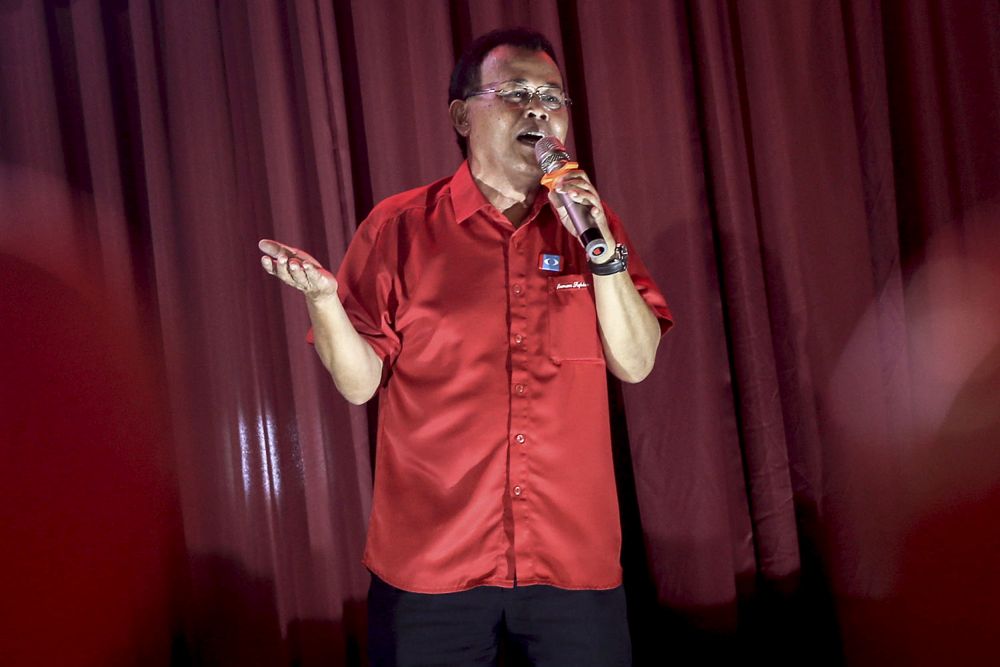Pakatan Harapanu00e2u20acu2122s Kempas candidates Datuk Osman Sapian campaigns at Taman Rekreasi Bukit Indah in Johor on May 7, 2018. u00e2u20acu201d Picture by Hari Anggara 