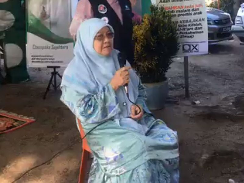 Tuan Sabariah Tuan Ishak berceramah di kerusi Chempaka bagi mengekalkan calon PAS yang dicabar anaknya Nik Omar Nik Aziz. u00e2u20acu201d Paparan skrin video Facebook Dewan Muslimat PAS Pengkalan Chepa