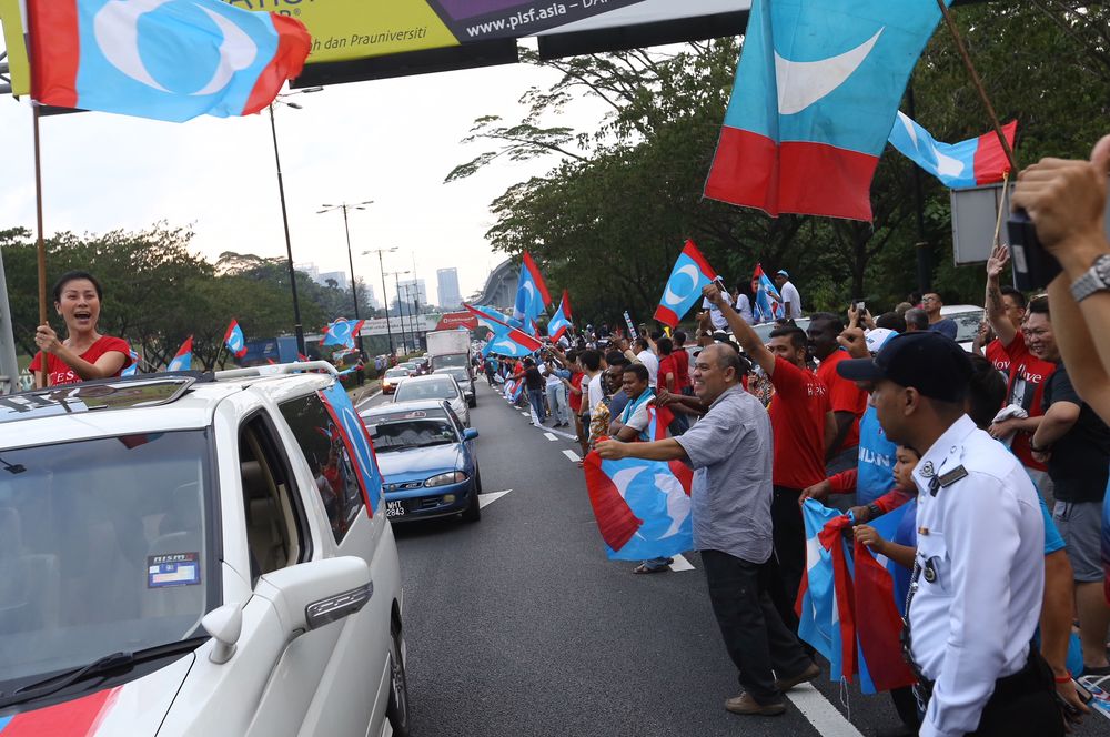 Supporters of Pakatan Harapan gather in front of Istana Negara in anticipation of the swearing-in ceremony of Tun Dr Mahathir as the new prime minister, May 10, 2018. u00e2u20acu201d PIcture by Zuraneeza Zulkifli
