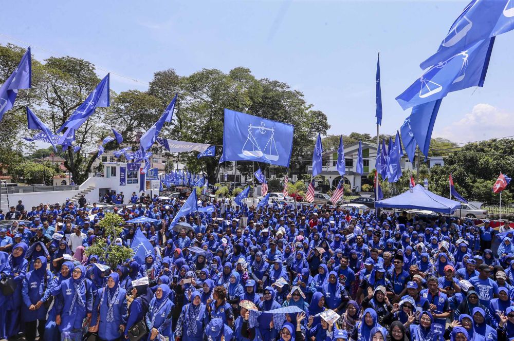 Barisan Nasional supporters attend Datuk Seri Ahmad Zahid Hamidiu00e2u20acu2122s meet-the-people session in Muar May 8, 2018. u00e2u20acu2022 Picture by Firdaus Latif