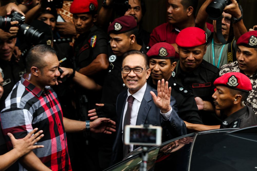 Datuk Seri Anwar Ibrahim arrives at his house in Segambut May 16, 2018. u00e2u20acu2022 Picture by Ahmad Zamzahuri