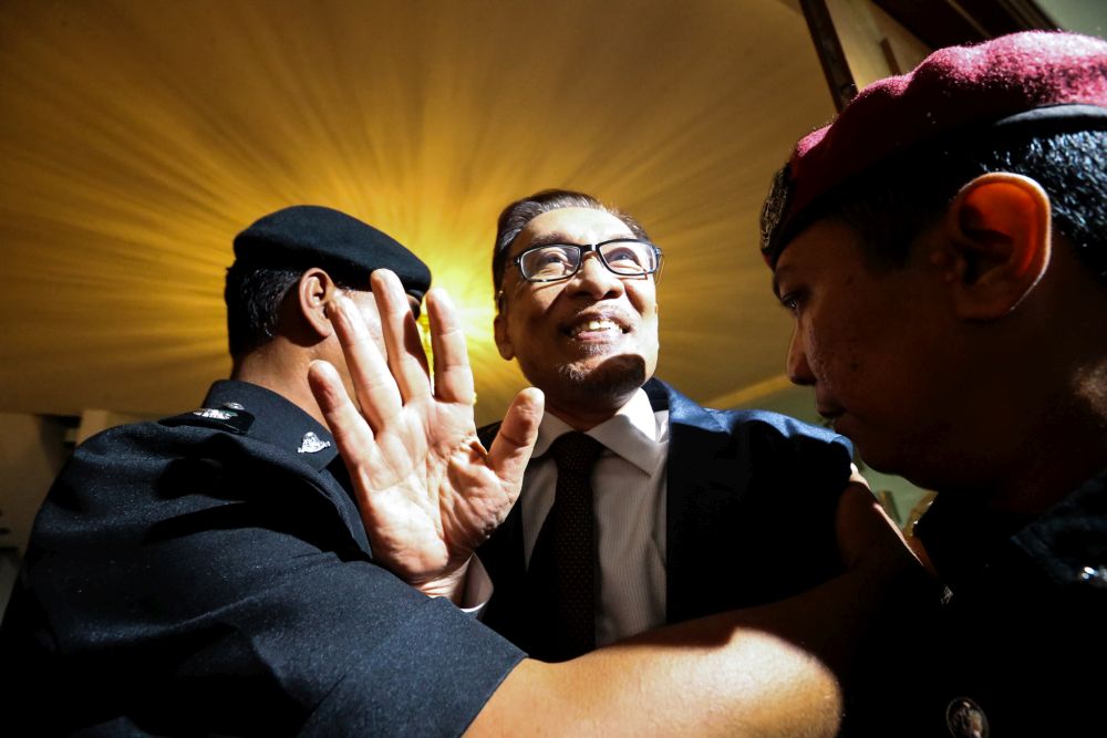 Anwar arrives home in Segambut on May 16, 2018. u00e2u20acu201d Picture by Zuraneeza Zulkifli