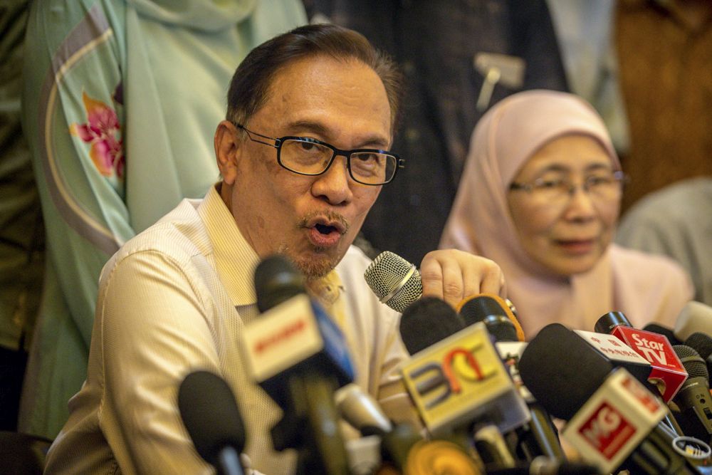 PKR de facto leader Anwar Ibrahim speaks to the media during a press conference at his home in Segambut, May 16, 2018. u00e2u20acu201d Picture by Hari Anggara