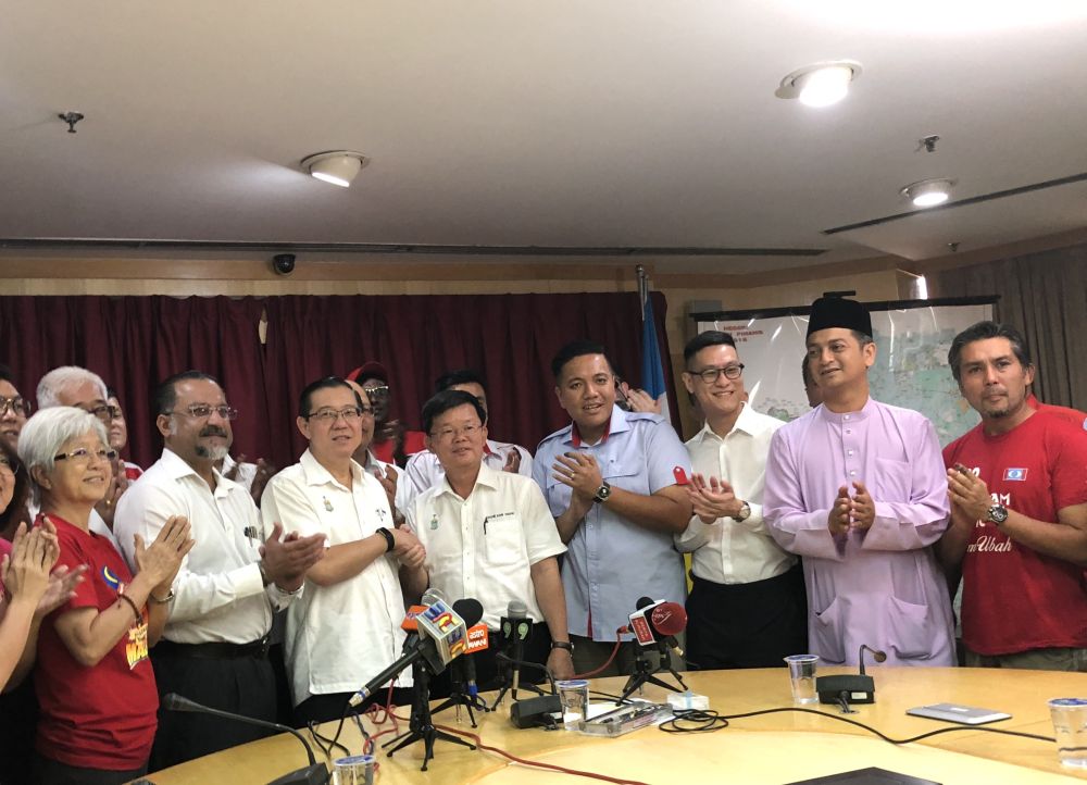 New finance minister Lim Guan Eng (third left) with the new Penang Chief Minister Chow Kon Yeow (fourth left). u00e2u20acu2022 Picture by Opalyn Mokn