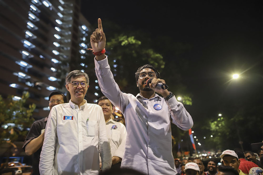 PKR vice-president Chua Tian Chang introduces independent party candidate, P. Prabakaran, in Sentul May 4, 2018. u00e2u20acu201d Picture by Azneal Ishak