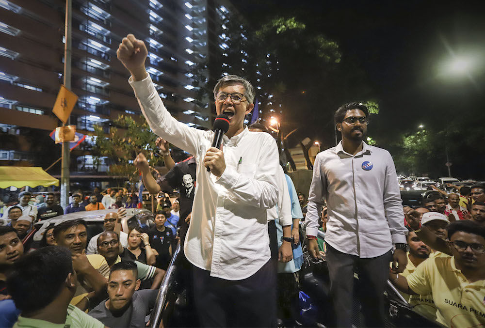 PKR vice-president Chua Tian Chang introduces independent party candidate, P. Prabakaran, in Sentul May 4, 2018. u00e2u20acu201d Picture by Azneal Ishak