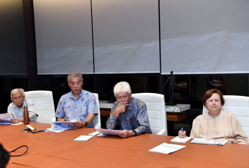 Tun Daim Zainuddin (left) chaired a meeting late last night with other members of the team in Kuala Lumpur May 12, 2018. u00e2u20acu2022 Bernama pic