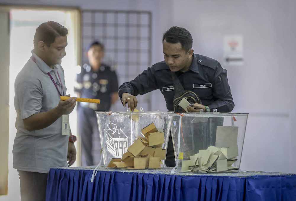 A police officer casts his ballot during early voting for the 14th general election at Perumahan Polis Parit Perupok in Muar, Johor May 5, 2018. u00e2u20acu201d Picture by Firdaus Latif