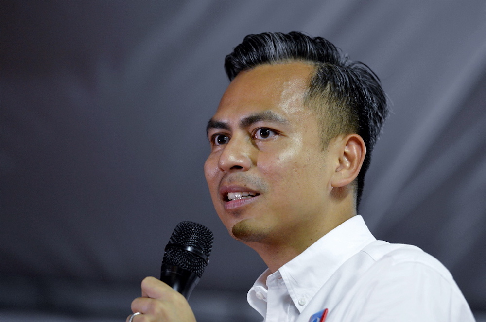 Pakatan Harapan candidate for Lembah Pantai, Fahmi Fadzil, speaks at a ceramah in Bangsar May 6, 2018. u00e2u20acu201d Picture by Ham Abu Bakar