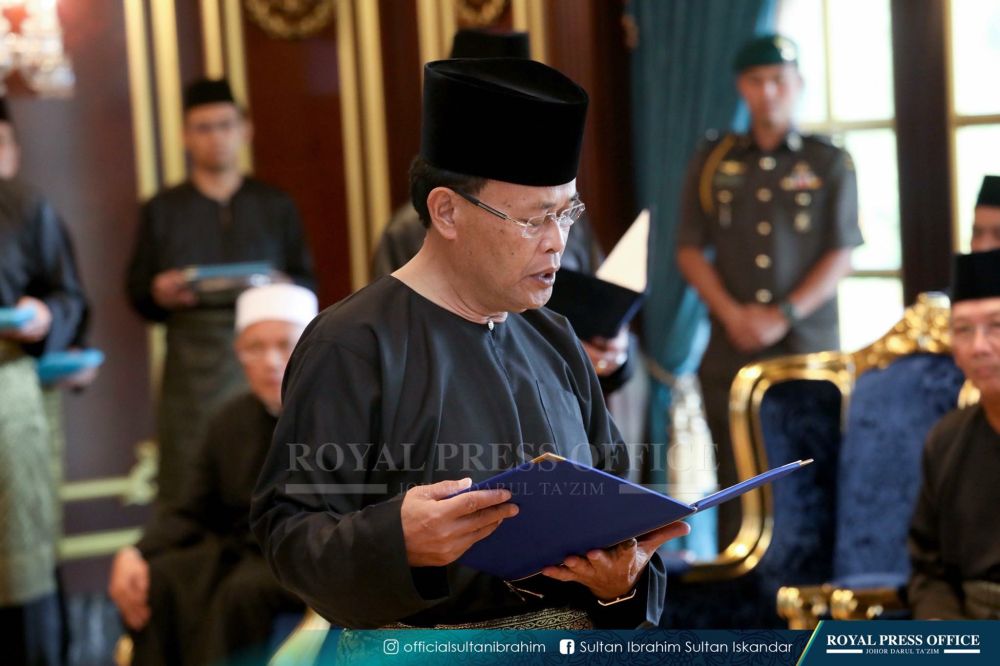 New Johor Mentri Besar Datuk Osman Sapian takes his oath of office before the Sultan of Johor, Sultan Ibrahim Sultan Iskandar in the Tapah Hall of Istana Bukit Serene in Johor Baru May 12, 2018. u00e2u20acu2022 Picture courtesy of Johor Royal Press Office