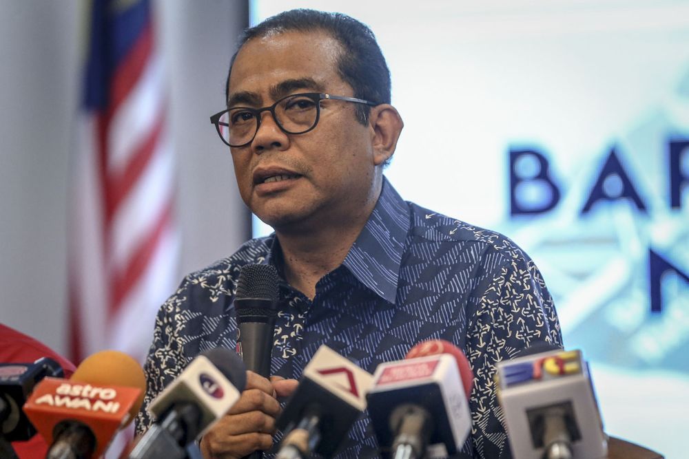 Datuk Seri Khaled Nordin speaks during a press conference at Johor State Umno liaison office, May 10, 2018. u00e2u20acu2022 Picture by Hari Anggara