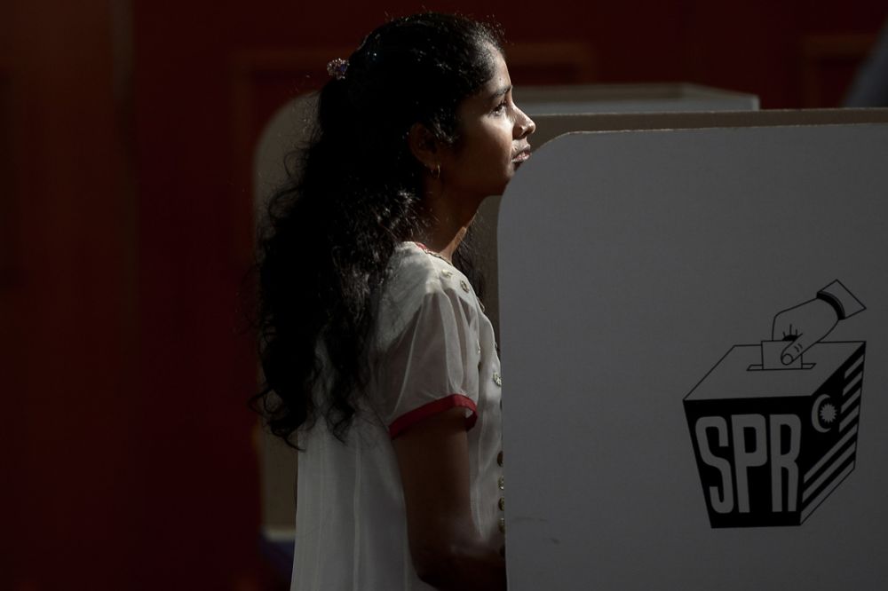 A voter casts her vote at the SMK Meru polling centre in Klang May 9, 2018. u00e2u20acu2022 Picture by Mukhriz Hazim