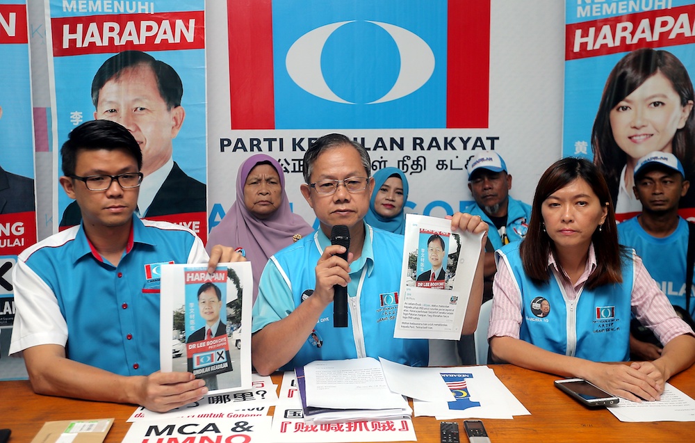 Gopeng parliament PKR candidate Dr Lee Boon Chye (centre) speaks to the press in Ipoh May 4, 2018. u00e2u20acu201d Picture by Farhan Najib
